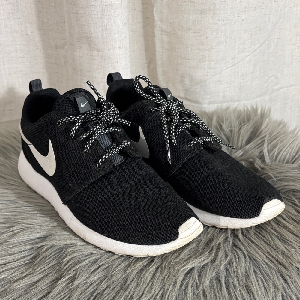 Nike Roshe One Women’s Black and White Athletic Shoes